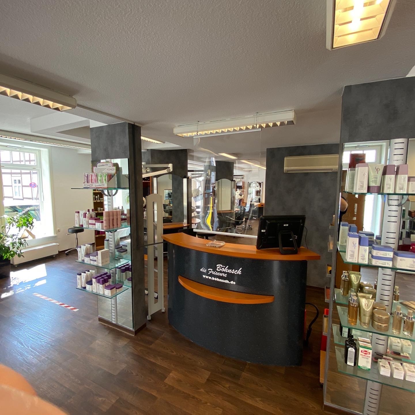 Empfangstresen mit Böhnsch-Logo im Salon Lüchow