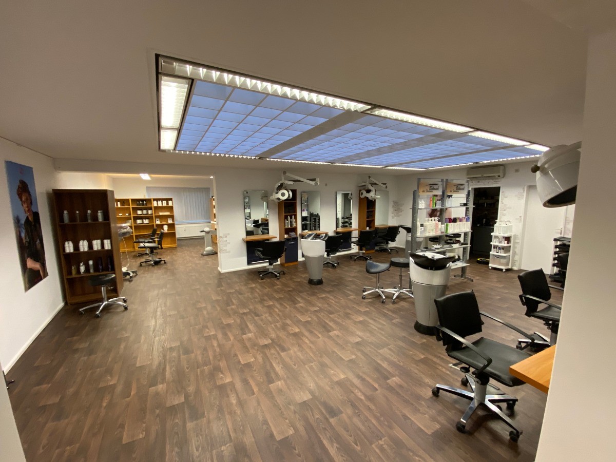 Salonraum mit Bedienplätzen im Salon Lüneburg