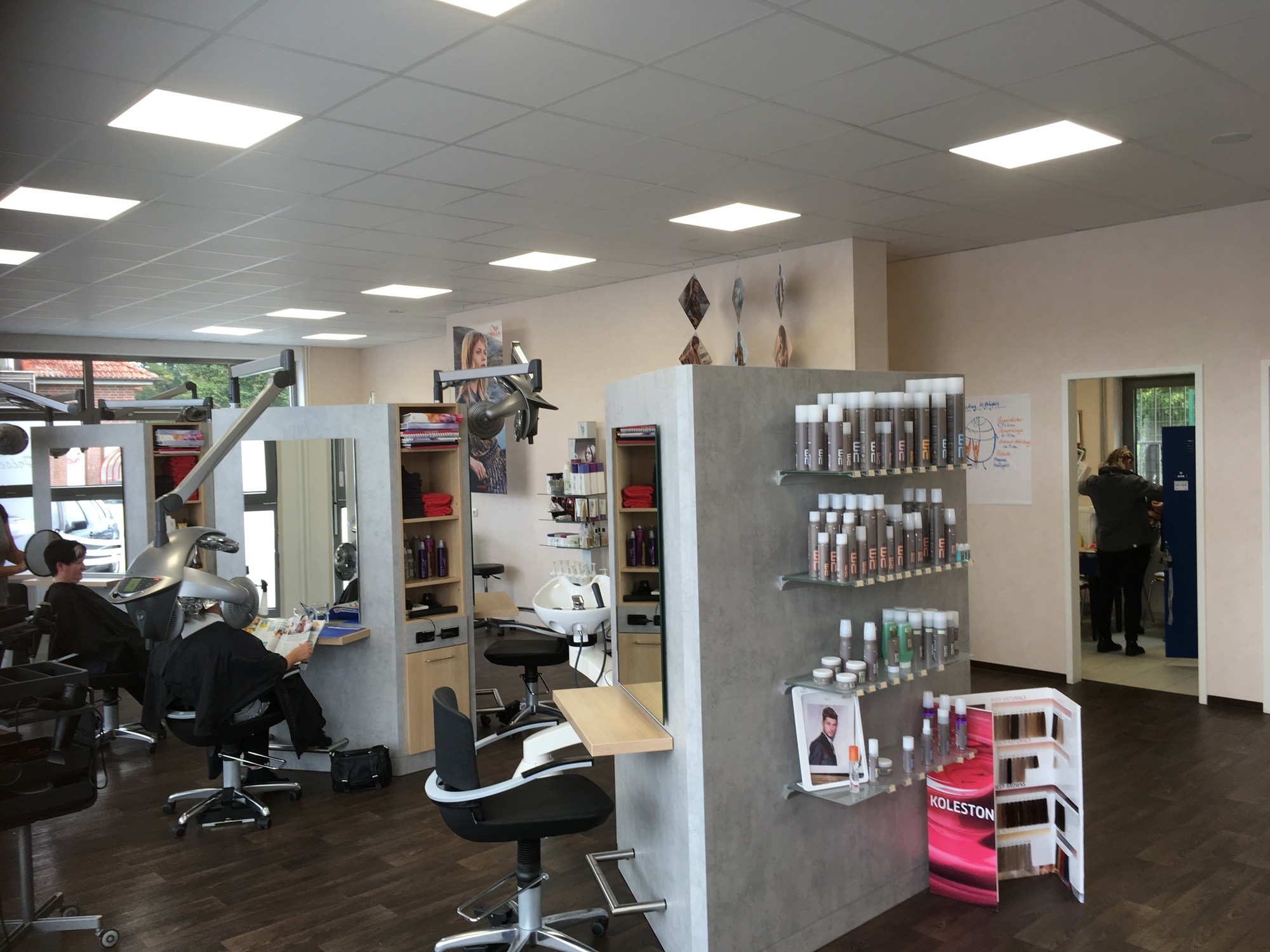 Bedienbereich mit Spiegeln und Produktregal im Salon Salzwedel